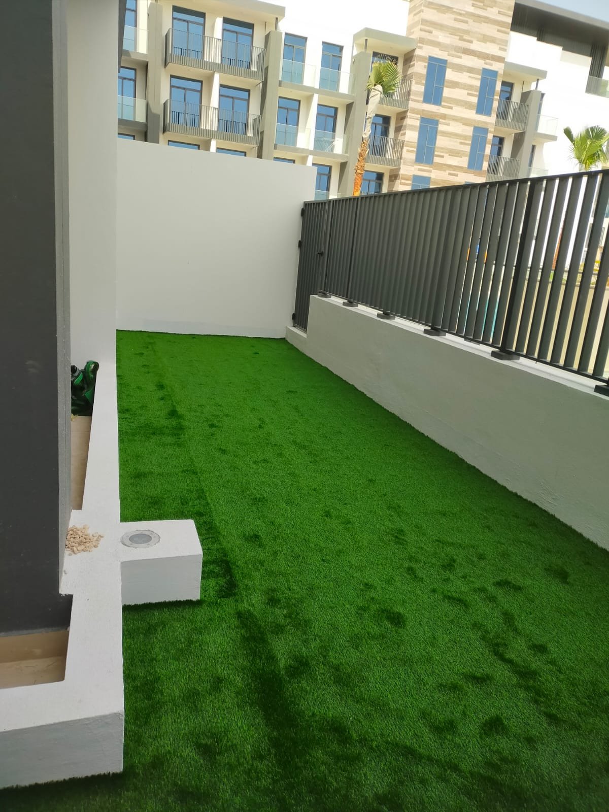 Terrace turf with clean edge to the boundary wall